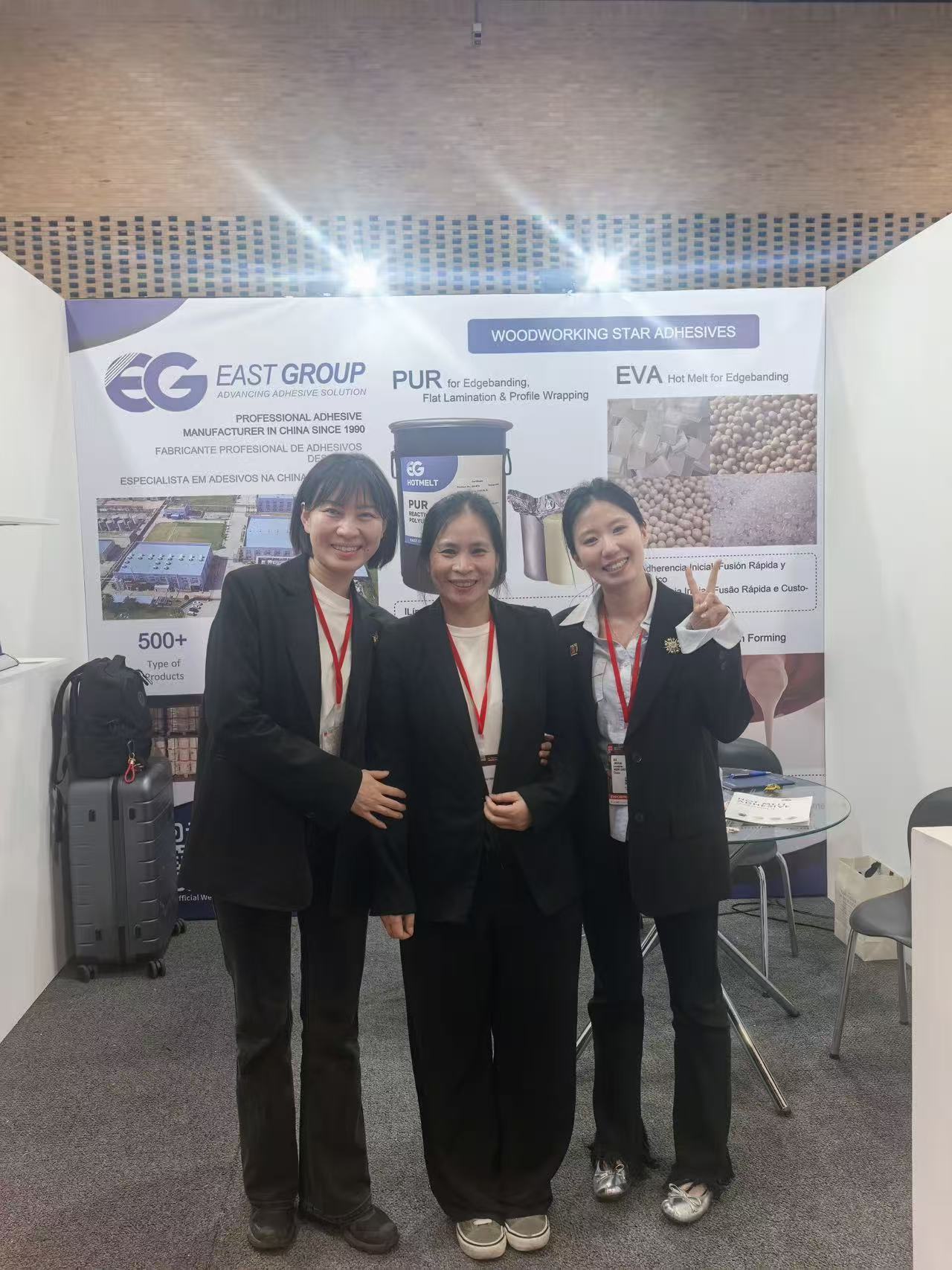 Blog perusahaan terbaru tentang Meningkatkan calidad del tapacantos: Perspektif pameran baru di Bogotá dan kemampuan perekat EVA lelehan panas yang meningkat
